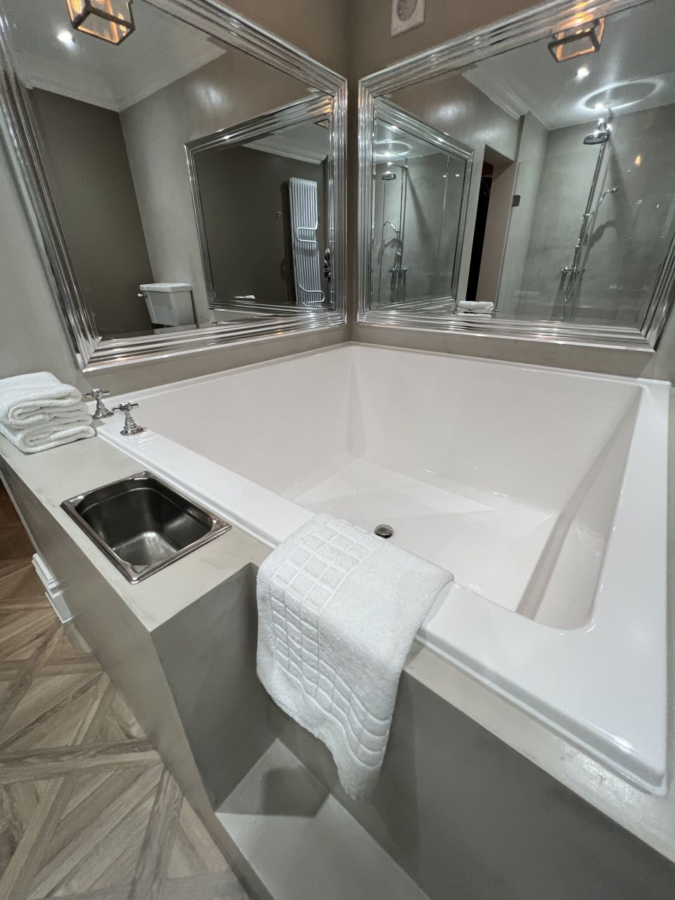 Deep Japanese soaking tub with champagne trough and mirrors